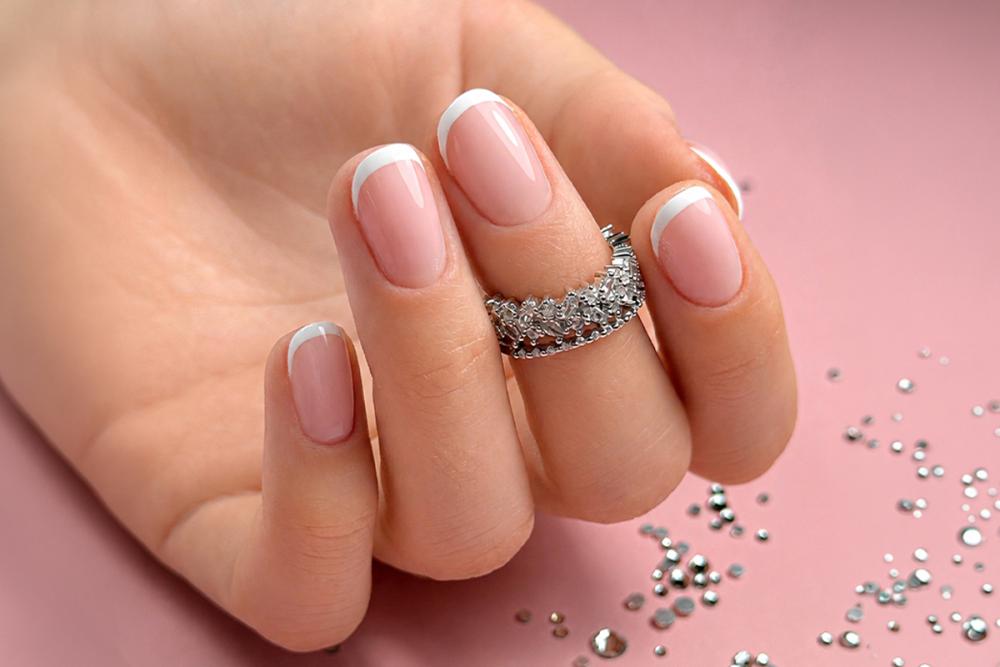 Linia uśmiechu najważniejszy element french manicure 