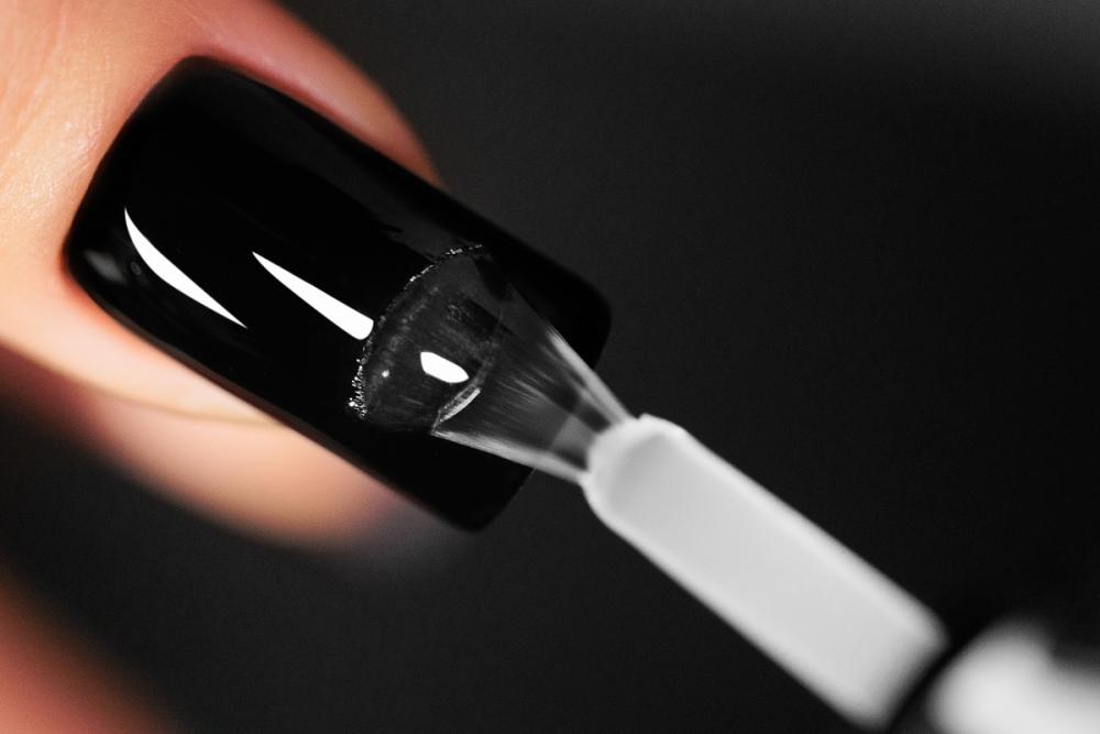 Modny manicure 2026 – mleczne nude i delikatny połysk Victoria Vynn