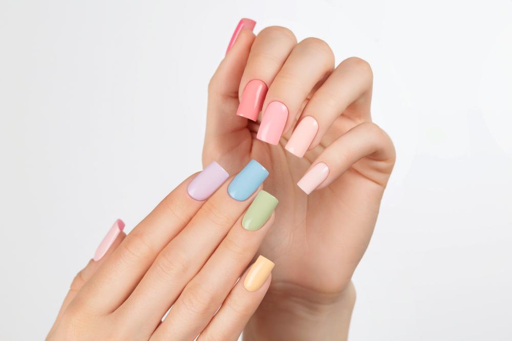 Modny manicure wielkanocny – mleczne nude i delikatny połysk Victoria Vynn