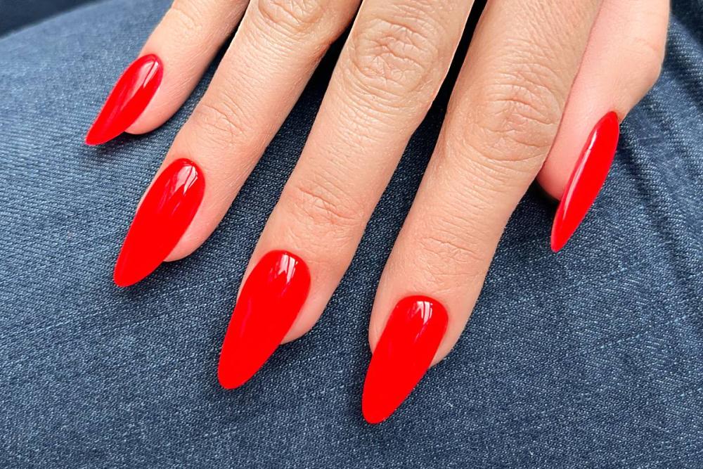 Czerwony manicure – więcej niż trend