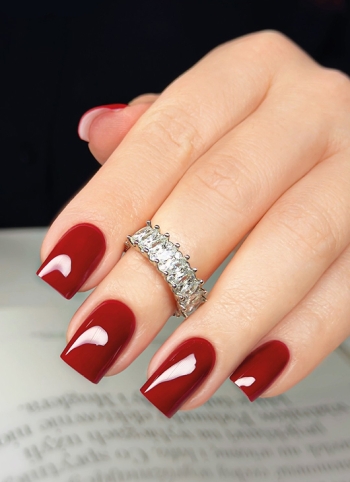 Czerwone paznokcie – manicure, który mówi więcej
