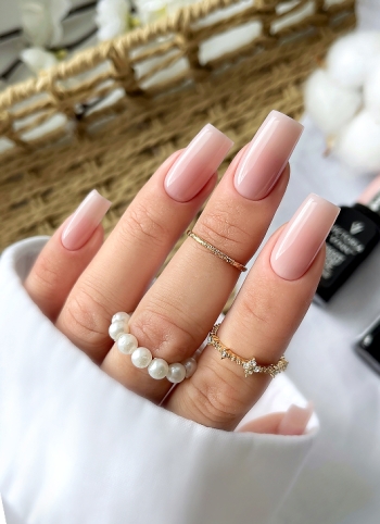 Manicure na ślub, komunię i wesele 2026 – trendy, kolory i produkty do paznokci 