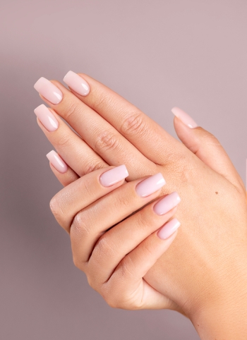 Biały manicure Pantone 2026