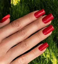 Klasyczne czerwone paznokcie to ponadczasowy manicure w intensywnym odcieniu