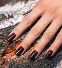 Czekoladowe paznokcie, elegancki manicure w głębokim brązie