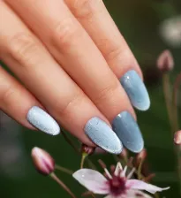 Niebieskie paznokcie Cat Eye, czyli magnetyczny manicure w odcieniu deszczowego błękitu