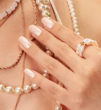 Elegancki manicure w jasnym różu z perłowym połyskiem