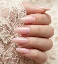 Mlecznoróżowe paznokcie – romantyczny manicure w naturalnym wydaniu