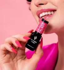 Soczyste różowe paznokcie – kobiecy manicure w malinowym odcieniu