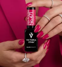Ciemnoróżowe paznokcie – elegancki manicure w nasyconym odcieniu