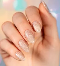 Subtelny manicure nude z rozświetlającymi drobinkami