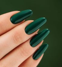Manicure w kolorze dojrzałej zieleni liści bazylii
