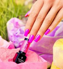Porywający manicure paznokci, żywy róż na lato