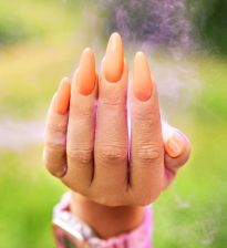 Manicure paznokci w pomarańczowym kolorze