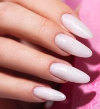 Mieniący się drobinkami manicure, subtelne paznokcie