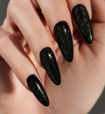 Manicure paznokci z Top Gold - deszczem złotych, luksusowych drobinek