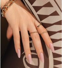 Klasyczny manicure paznokci w kolorze nude
