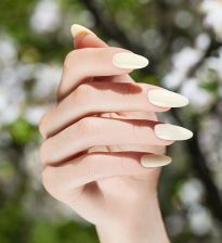 Manicure paznokci w odcieniu pastelowo-żółtym