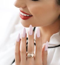 Minimalizm i elegancja – manicure w pastelowym wydaniu