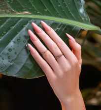 Brzoskwiniowe paznokcie manicure w soczystym, zgaszonym odcieniu