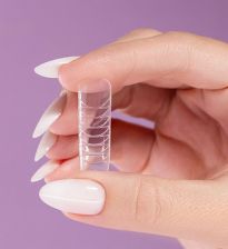 Mlecznobiały manicure połyskujący multikolorowymi drobinami