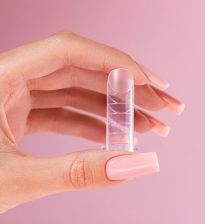 Stylizacja paznokci natural look w kolorze nude