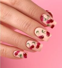 Paznokcie w wiśnie – manicure z owocowymi zdobieniami