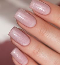 Subtelny, brzoskwiniowy - beżowy manicure paznokci z dodatkiem mieniącego się srebra