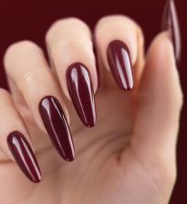 Mieniący się, wulkaniczny bordowy manicure