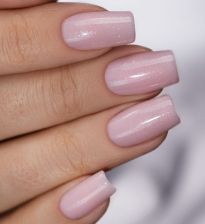 Manicure paznokci: naturalne kolory i finezyjne drobinki