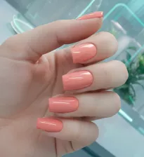 Koralowe paznokcie – soczysty manicure w ciepłym odcieniu różu