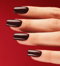 Zmysłowy manicure w bordowych odcieniach paznokci