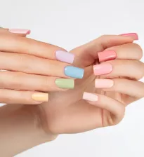 Pastelowy mix kolorów – wielobarwny manicure na wiosnę i lato