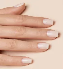 Mleczne paznokcie – naturalny manicure w subtelnym wydaniu