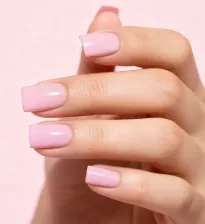 Pudroworóżowe paznokcie – delikatny manicure w stylu clean look