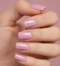 Pudroworóżowe paznokcie – elegancki manicure w zgaszonym odcieniu