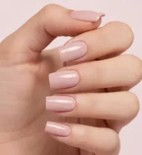 Paznokcie nude – naturalny manicure w pudroworóżowym odcieniu