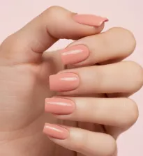 Brzoskwiniowe paznokcie – ciepły manicure w naturalnym wydaniu