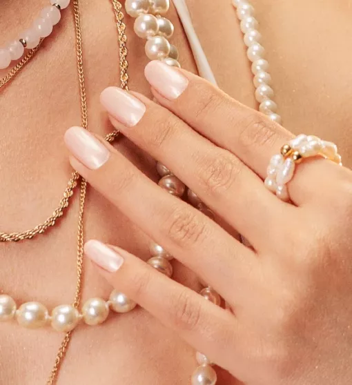 Elegancki manicure w jasnym różu z perłowym połyskiem