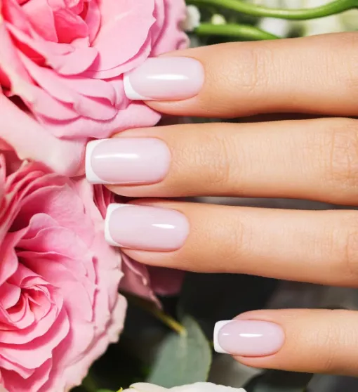 Delikatny french manicure w mlecznoróżowym wydaniu