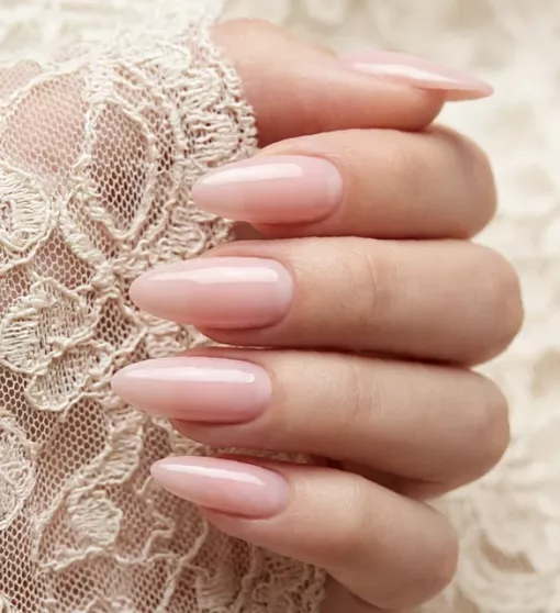 Mlecznoróżowe paznokcie – romantyczny manicure w naturalnym wydaniu