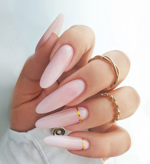 Subtelny manicure ze złotym zdobieniem