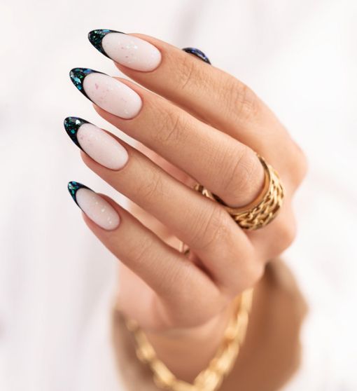 Szafirowy french manicure - paznokcie na specjalne okazje