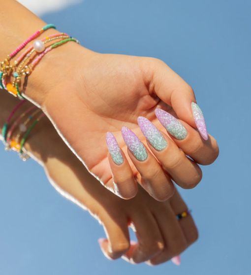 Wakacyjny kolorowy manicure z białymi drobinami