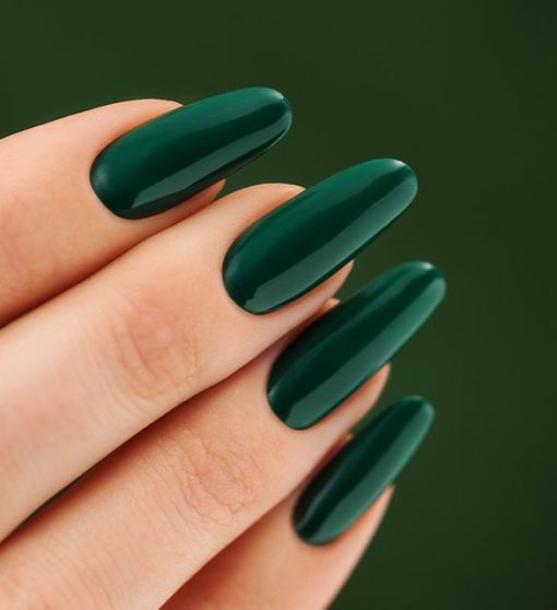 Manicure w kolorze dojrzałej zieleni liści bazylii