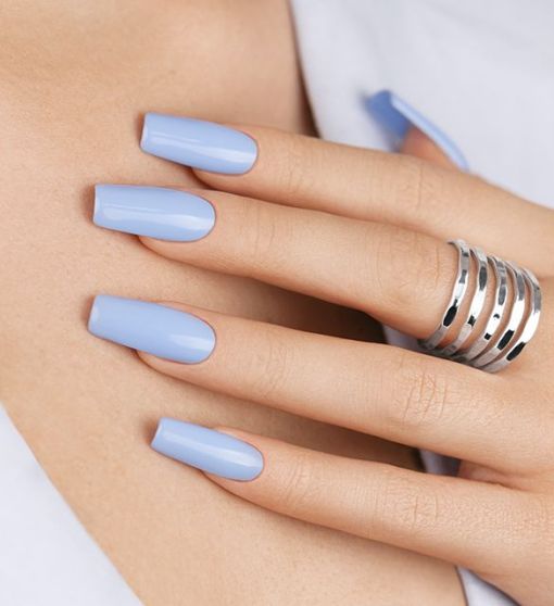 Pastelowo, lazurowy błękit paznokci – elegancka stylizacja