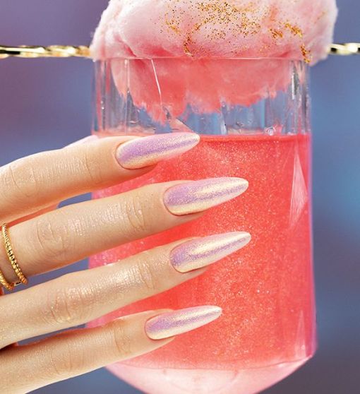 Manicure paznokci ze złotymi drobinami i olśniewającym efektem syrenki