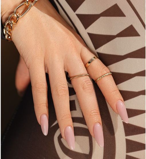 Klasyczny manicure paznokci w kolorze nude