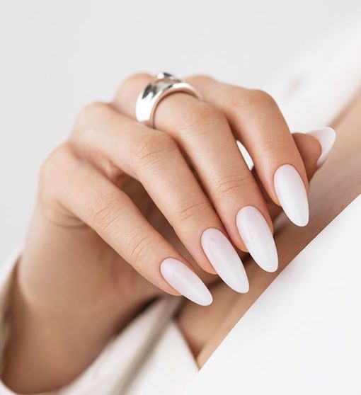 Delikatny manicure paznokci w kolorze mlecznej bieli