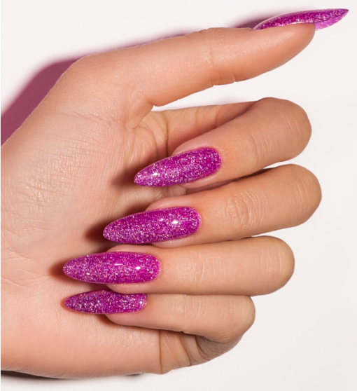 Intensywnie różowy manicure paznokci ze srebrnymi refleksami